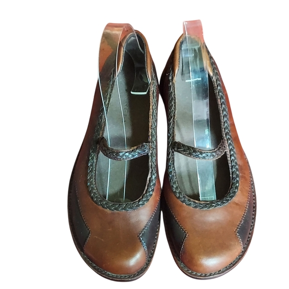 Merrell Brown Leather Flats with Classic Design - Picture 3 of 16